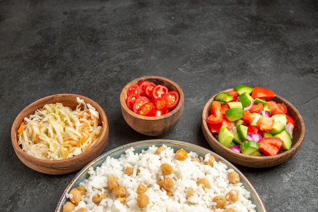 Prato de arroz caseiro e salada saudável