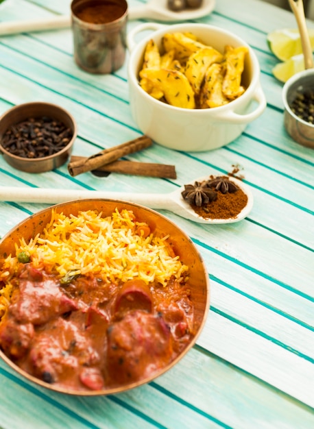 Prato de arroz perto de especiarias e batatas fritas