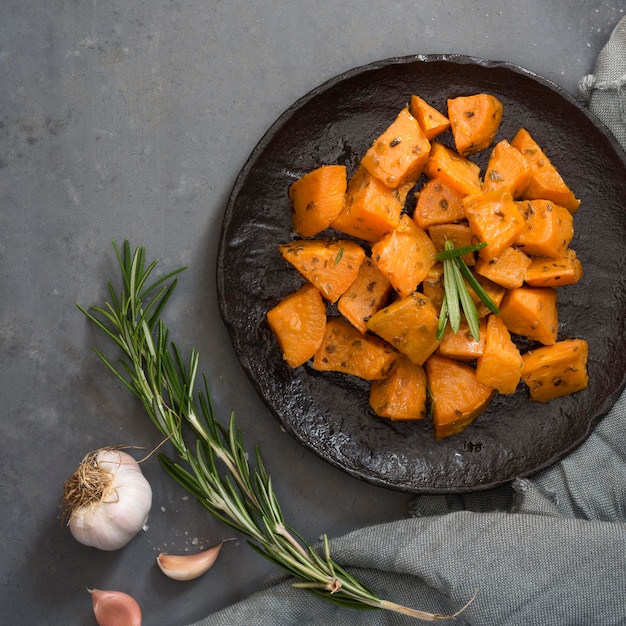 Foto grátis prato de batatas saborosas plana leigos