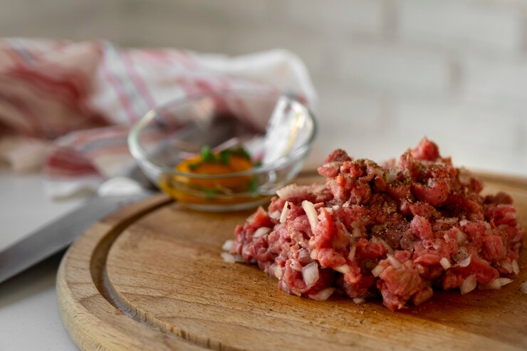 Foto grátis prato de bife tártaro com carne e outros ingredientes