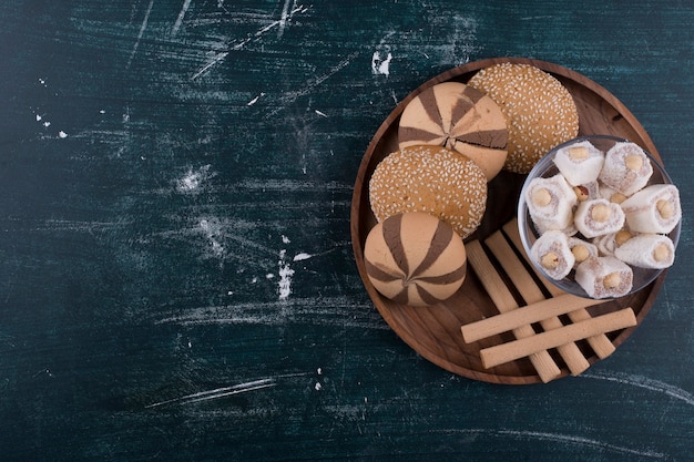 Prato de biscoitos com pãezinhos, lokum e waffles, vista superior