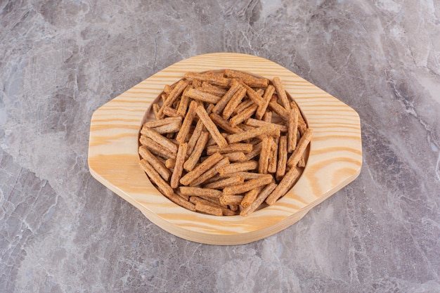 Foto grátis prato de biscoitos crocantes no fundo de mármore. foto de alta qualidade