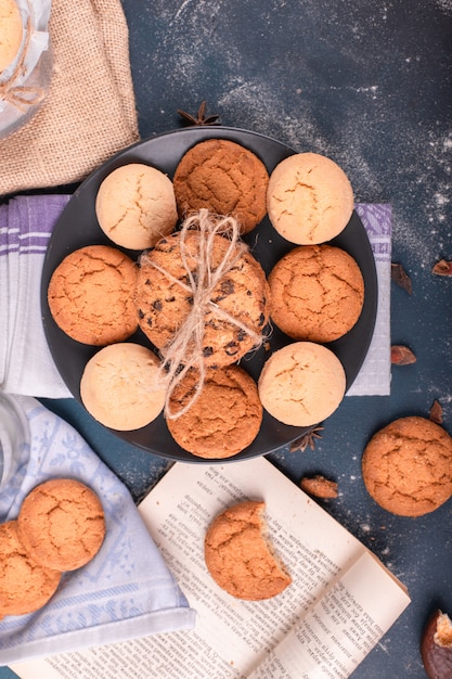 Prato de biscoitos e livro