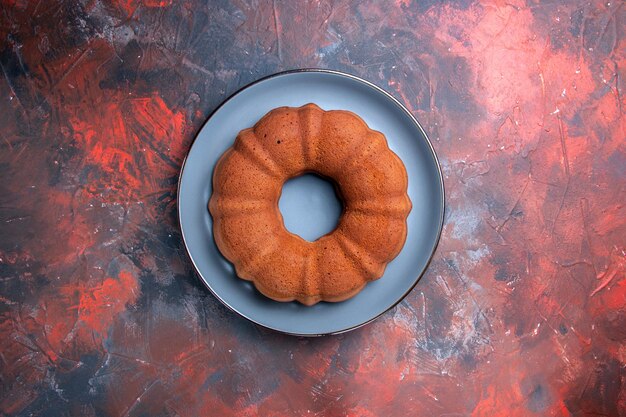 Prato de bolo apetitoso na mesa vermelho-azulada