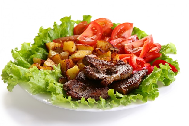 Prato de carne com batatas e molho