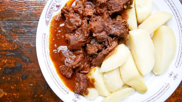 Prato de carne em um restaurante