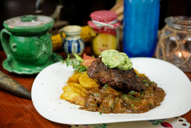 Prato de carne em um restaurante