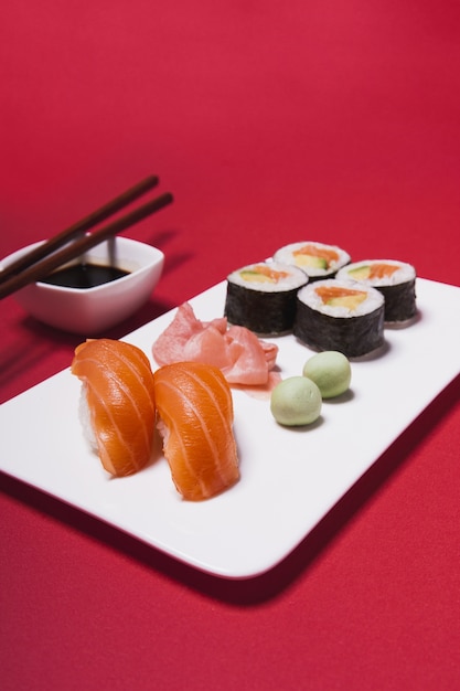 Prato de close-up com sushi e condimentos