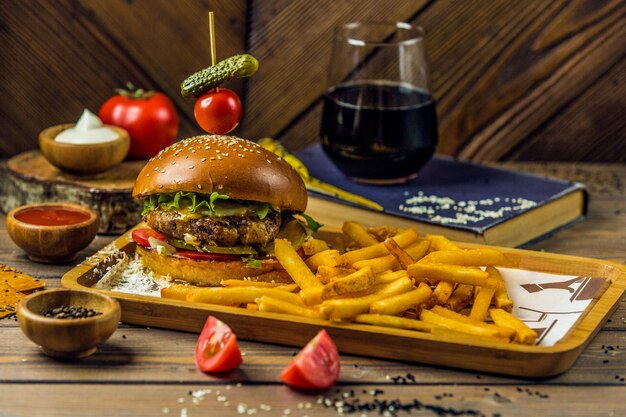 Prato de fast-food com hambúrguer e batatas fritas