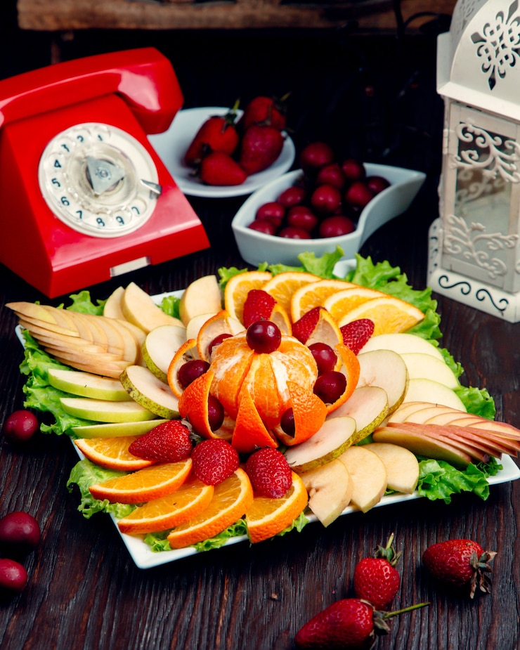 Foto grátis prato de frutas frescas na mesa