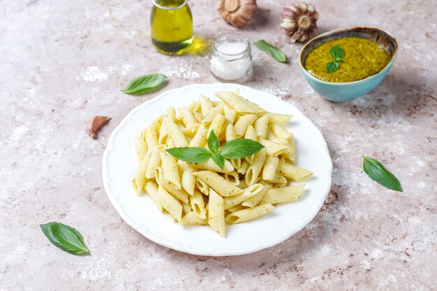 Prato de macarrão com molho pesto caseiro.