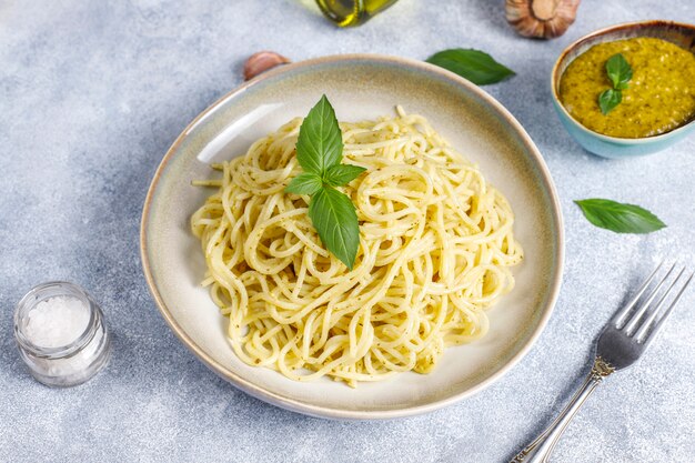 Prato de macarrão com molho pesto caseiro.