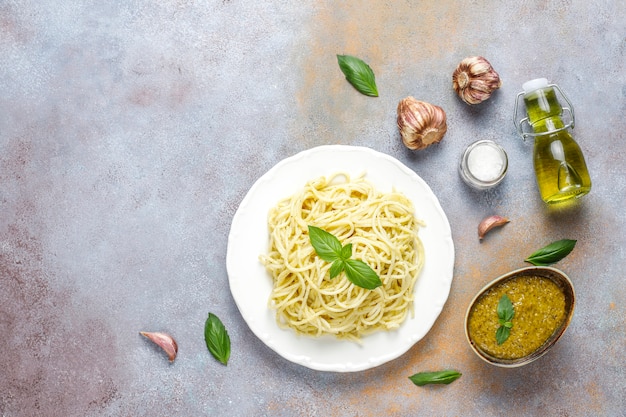 Prato de macarrão com molho pesto caseiro.