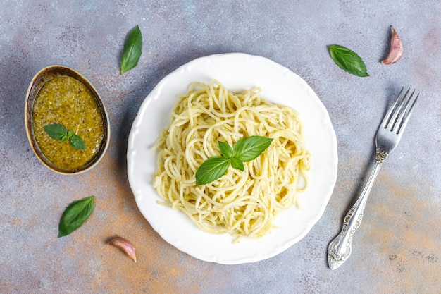 Prato de macarrão com molho pesto caseiro.