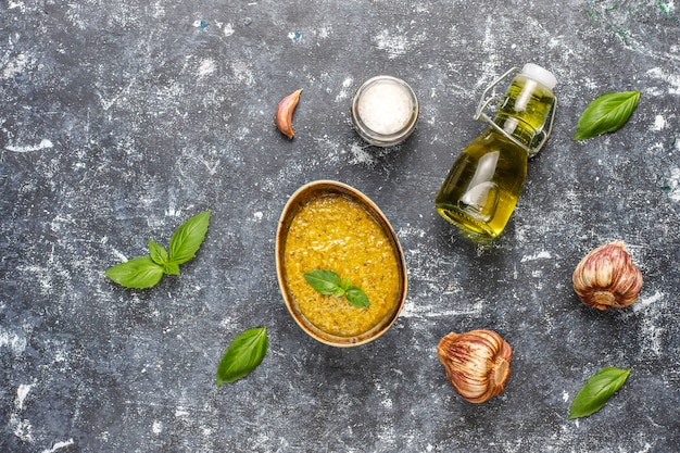 Foto grátis prato de macarrão com molho pesto caseiro