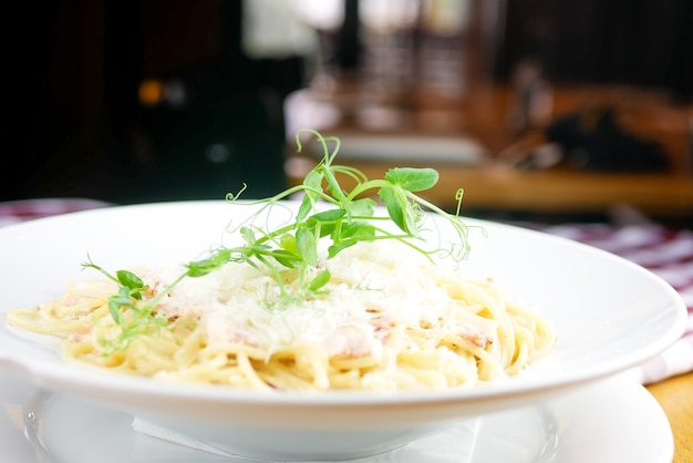 Prato de massa em uma mesa de restaurante