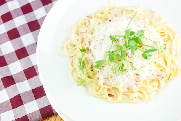 Prato de massa em uma mesa de restaurante