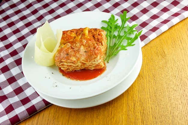 Prato de massa em uma mesa de restaurante