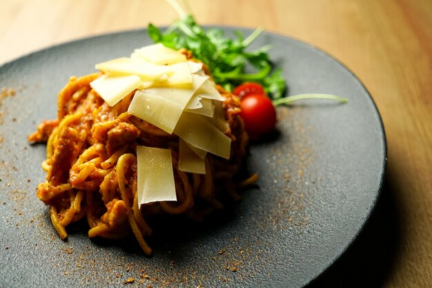 Prato de massa em uma mesa de restaurante