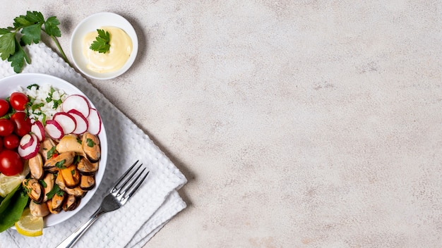 Foto grátis prato de mexilhões deliciosos com espaço de cópia