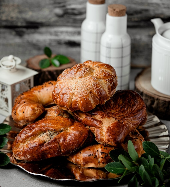 Prato de pastelaria com bolos decorado com sementes pretas