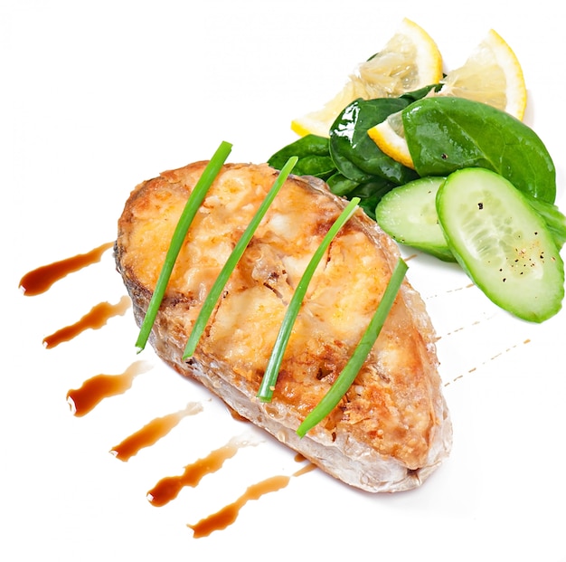 Foto grátis prato de peixe - filé de peixe frito com legumes