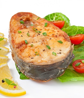 Prato de peixe - filé de peixe frito com legumes