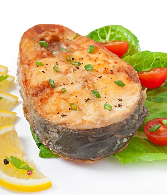 Prato de peixe - filé de peixe frito com legumes