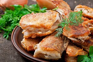 Prato de peixe - peixe frito e ervas