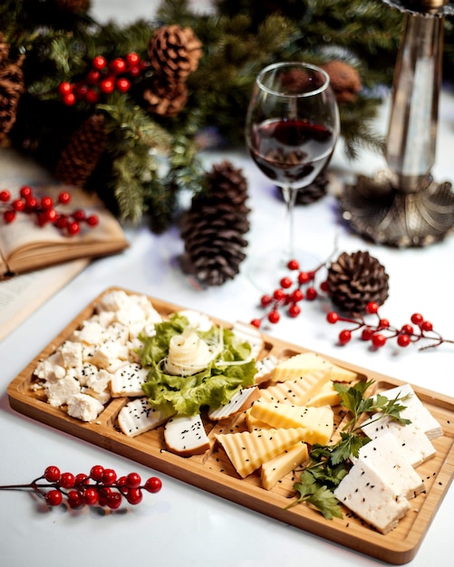 Prato de queijo com copo de vinho tinto