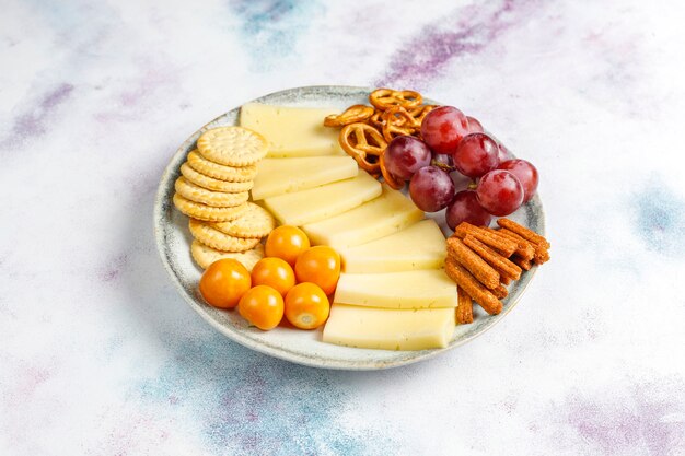 Foto grátis prato de queijo com delicioso queijo tilsiter e petiscos.