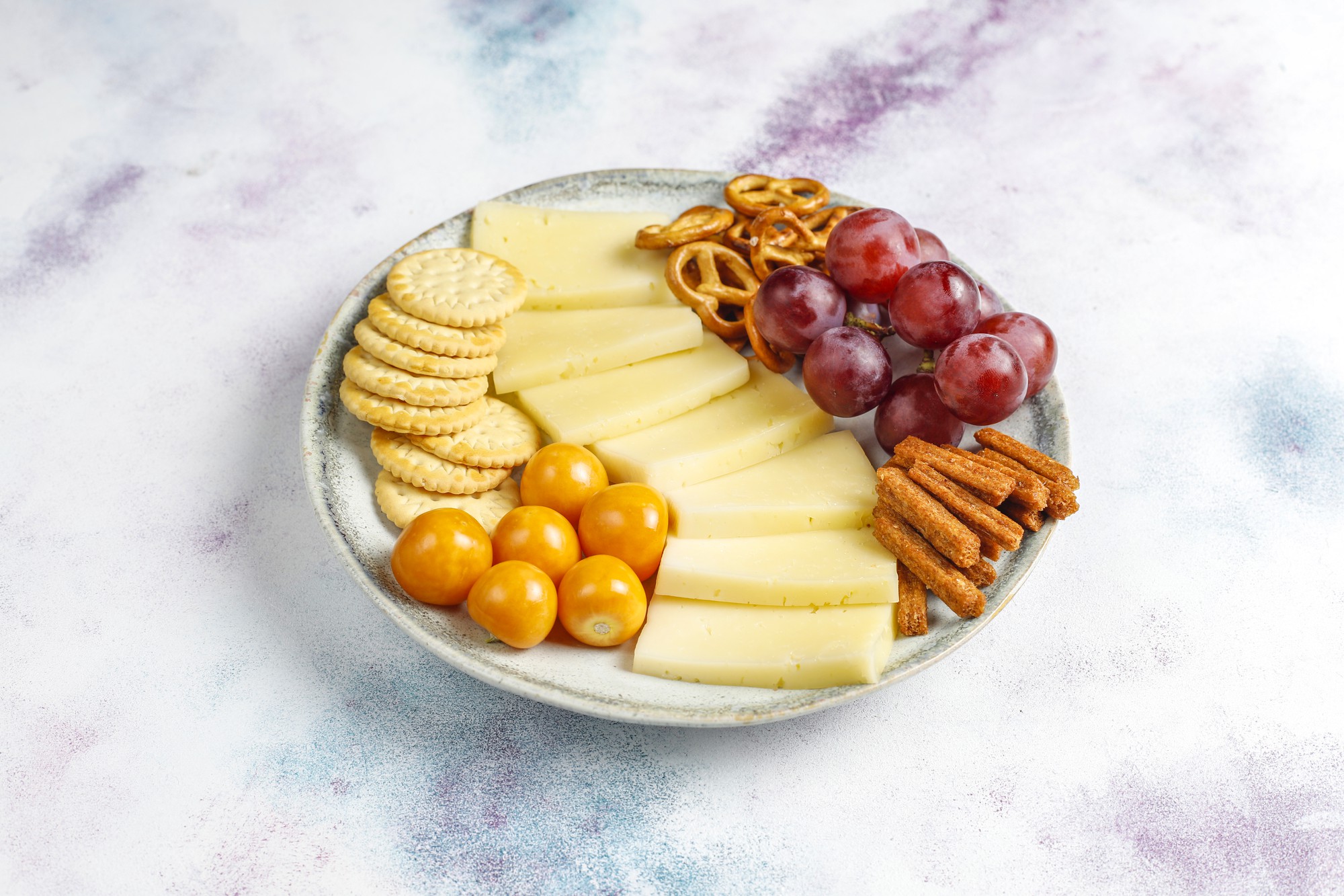 Prato de queijo com delicioso queijo tilsiter e petiscos.