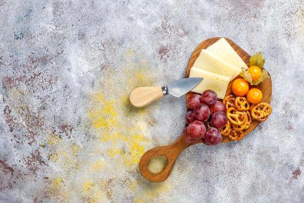 Prato de queijo com delicioso queijo tilsiter e petiscos.