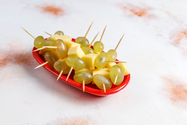 Foto grátis prato de queijo com delicioso queijo tilsiter e petiscos.