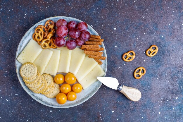 Prato de queijo com delicioso queijo tilsiter e petiscos.