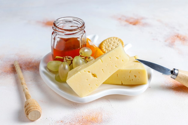 Prato de queijo com delicioso queijo tilsiter e petiscos.