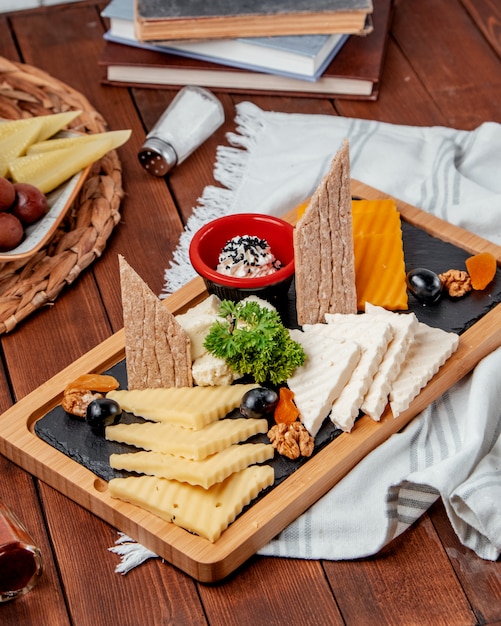 Foto grátis prato de queijo na tábua de madeira