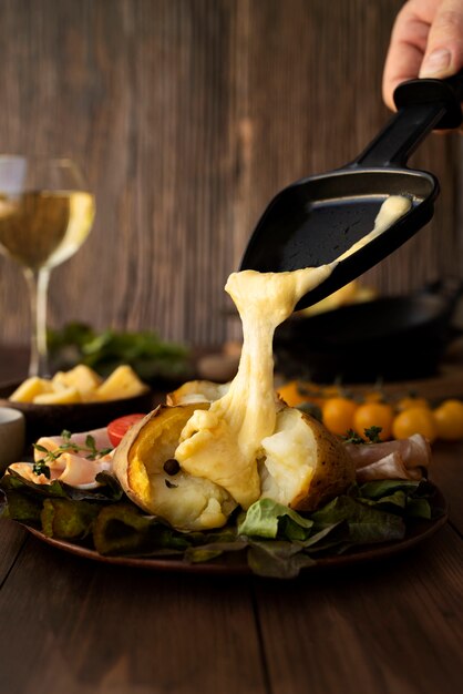 Prato de raclette com variedade de comida deliciosa