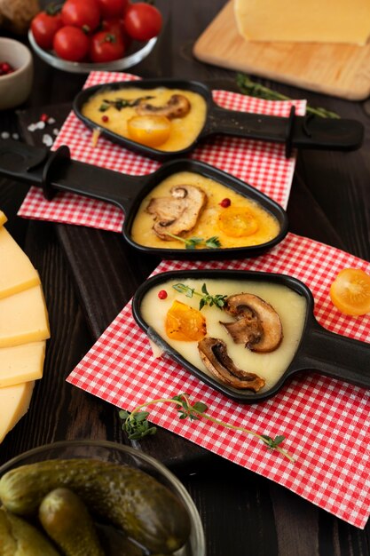 Prato de raclette com variedade de comida deliciosa