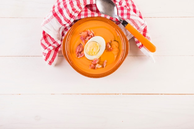 Foto grátis prato de sopa na mesa de cozinha