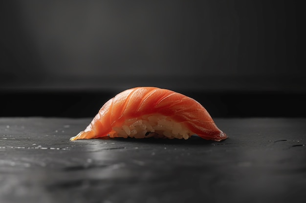 Prato de sushi de frutos do mar altamente detalhado com fundo preto simples