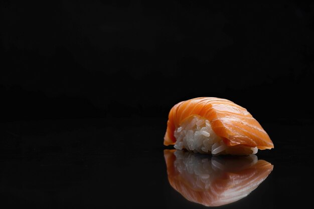 Prato de sushi de frutos do mar altamente detalhado com fundo preto simples