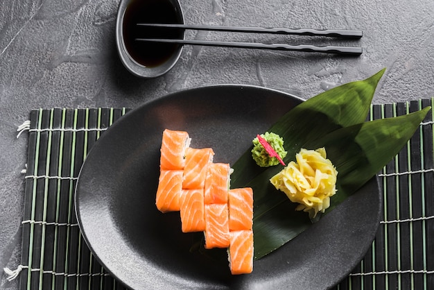 Foto grátis prato de sushi no restaurante asiático