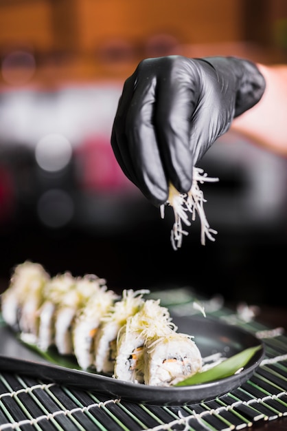 Prato de Sushi no restaurante asiático