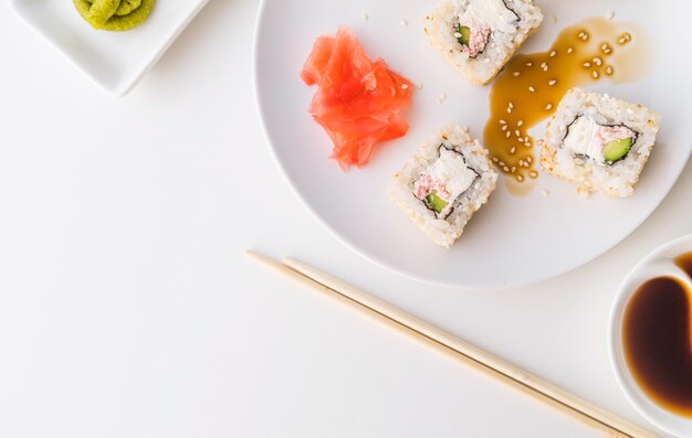 Prato de sushi vista superior com cópia-espaço