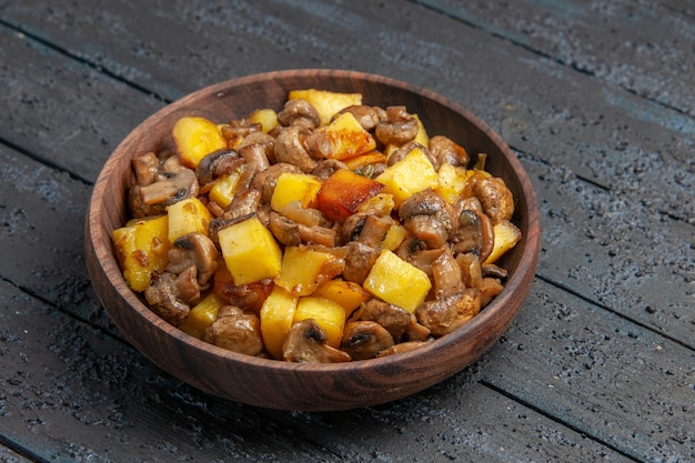 Prato de visão lateral de perto com batatas prato de cogumelos com batatas e cogumelos no centro da mesa