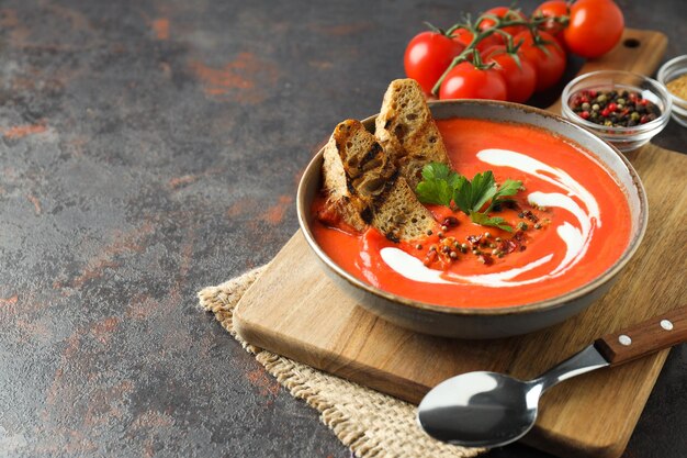 Prato feito de tomate saborosa sopa de tomate