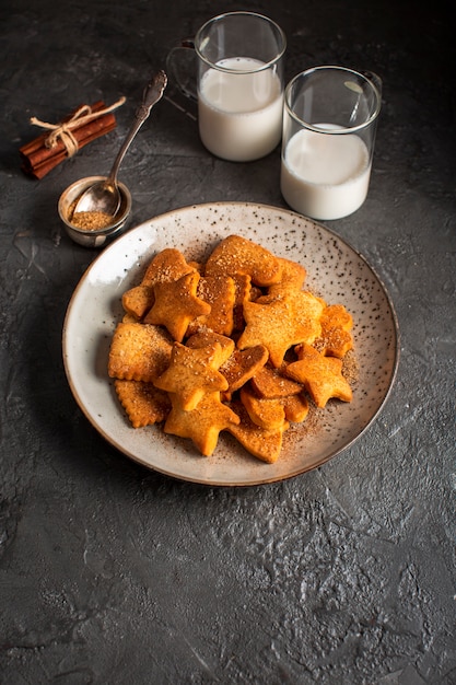 Prato liso com biscoitos de formas diferentes