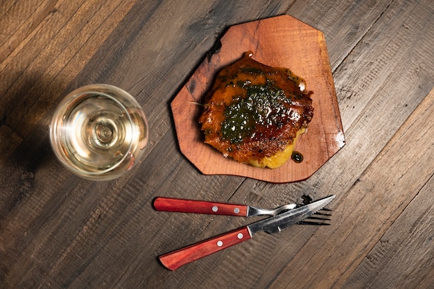 Foto grátis prato liso leigo com vinho branco