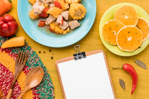 Foto grátis prato plano com carne e milho